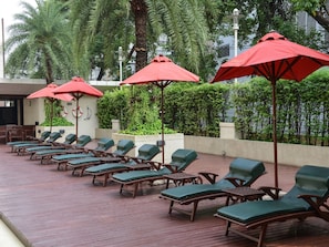 Outdoor pool, pool umbrellas, sun loungers - Centre Point Sukhumvit Thong Lo (Bangkok)
