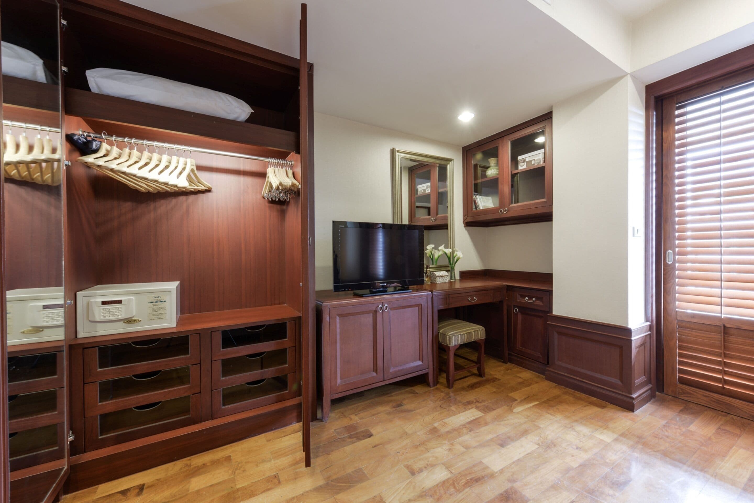 2 bedroom grand king and queen bed | room amenity