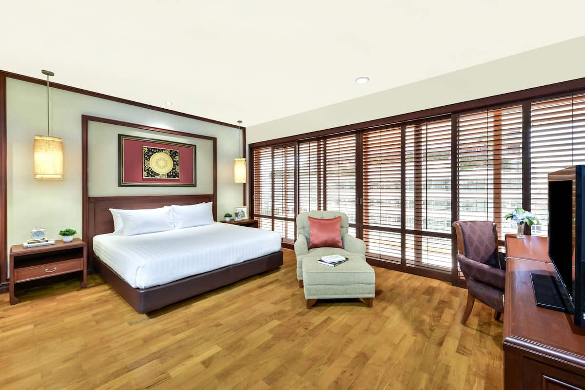 Egyptian cotton sheets, premium bedding, minibar, in-room safe