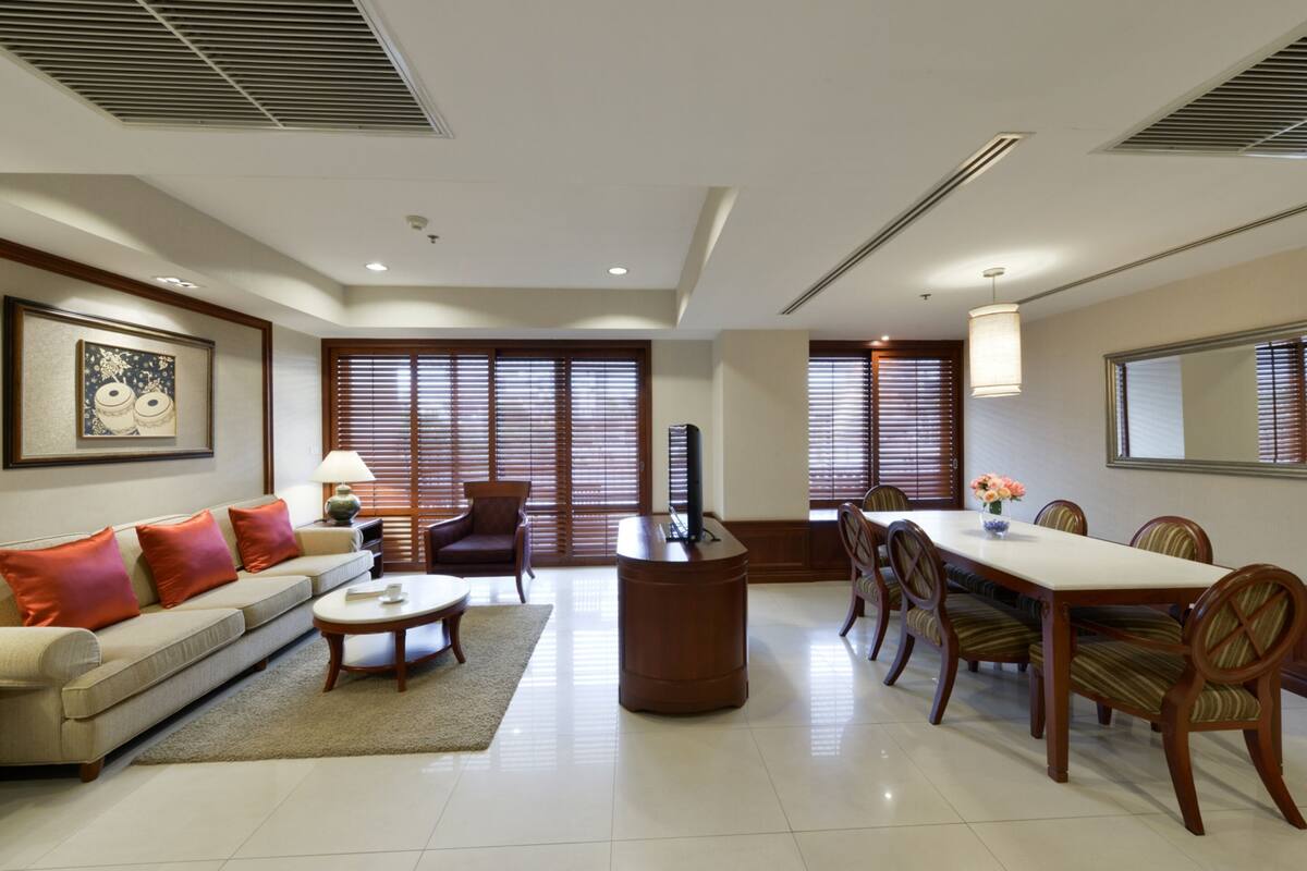 2 Bedroom Grand King and Queen Bed | Living area | 40-inch LCD TV with cable channels