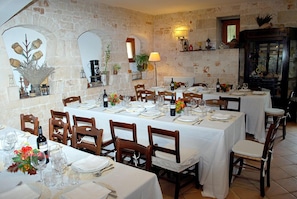 Breakfast, lunch, dinner served; Regional cuisine