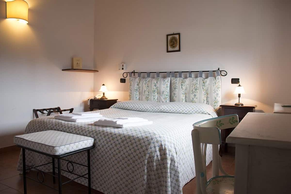 Premium bedding, in-room safe, desk, blackout drapes