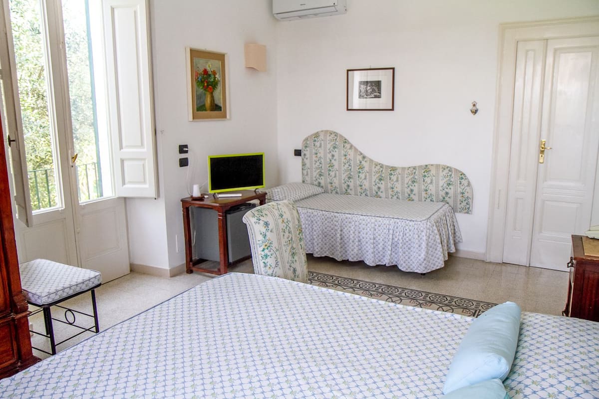 Habitación triple romántica, 1 habitación, en el área del patio | Ropa de cama de alta calidad y caja de seguridad en la habitación