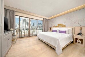 Deluxe Balcony | In-room safe, iron/ironing board, free WiFi, bed sheets - Centre Point Sukhumvit 10 (Bangkok)