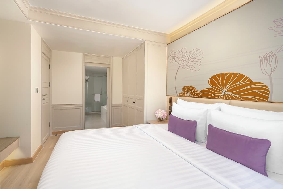 One Bedroom Balcony Triple Suite | Una cassaforte in camera, ferro/asse da stiro, Wi-Fi gratuito, lenzuola