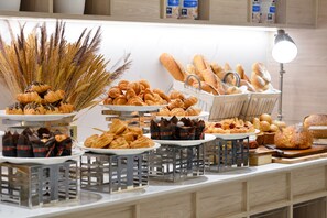 Breakfast, lunch and dinner served  - Centre Point Sukhumvit 10 (Bangkok)