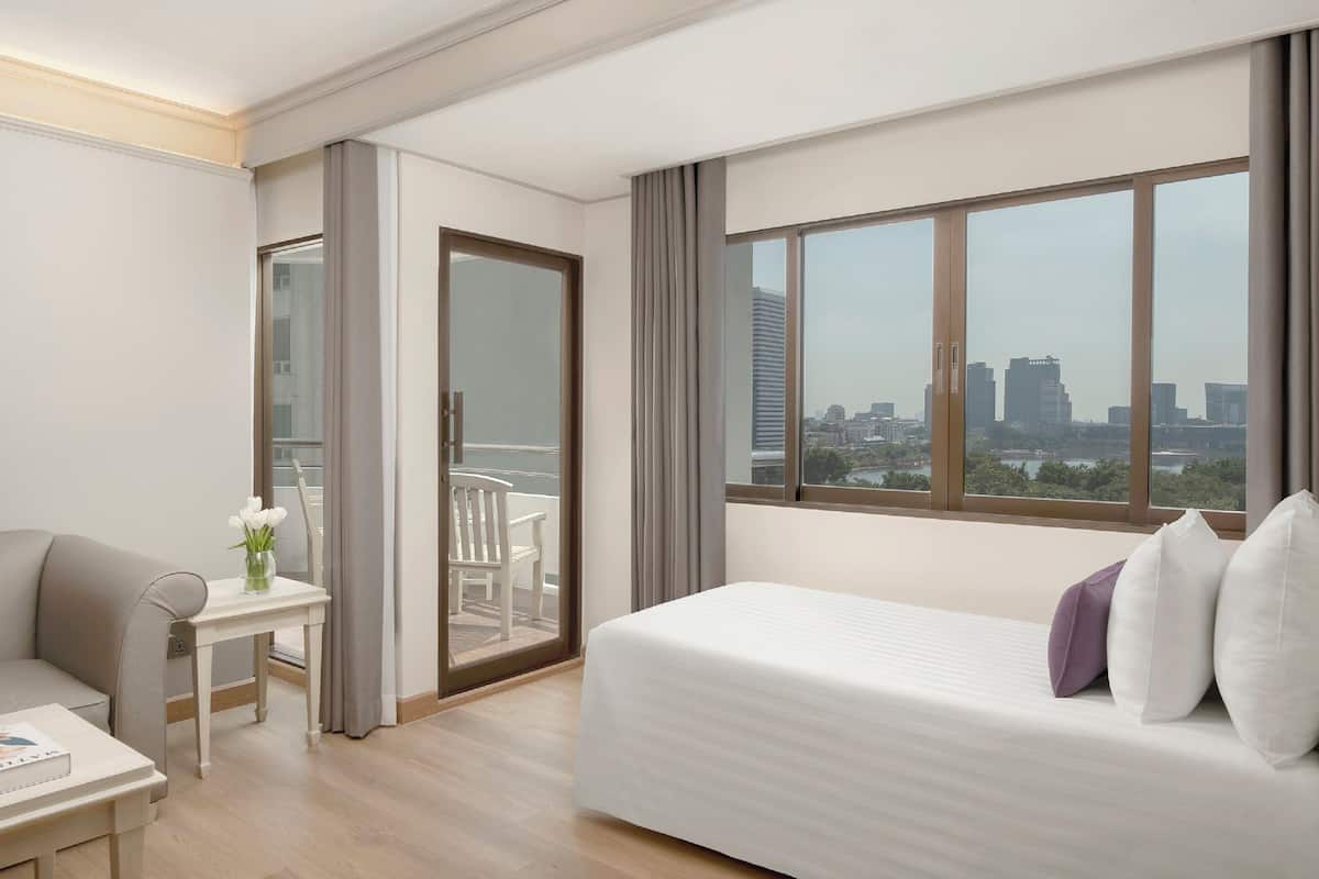 One Bedroom Balcony Triple Suite Lake View | Una cassaforte in camera, ferro/asse da stiro, Wi-Fi gratuito, lenzuola