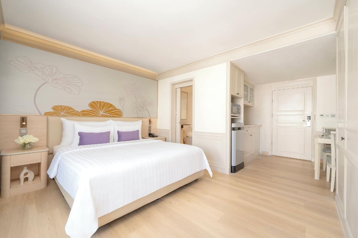 Deluxe Balcony - Lakeview | Coffre-fort, fer et planche à repasser, accès au Wi-Fi (inclus)