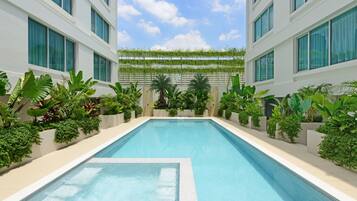 2 piscines extérieures