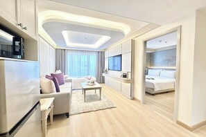 Family Suite with Balcony | セーフティボックス (室内)、アイロン / アイロン台、WiFi (無料)、ベッドシーツ