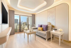 One Bedroom Balcony Junior Suite | リビング エリア | 暖炉