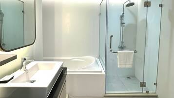 Deluxe Suite Courtyard | 浴室 | 淋浴/浴缸二合一、免費盥洗用品、吹風機、拖鞋