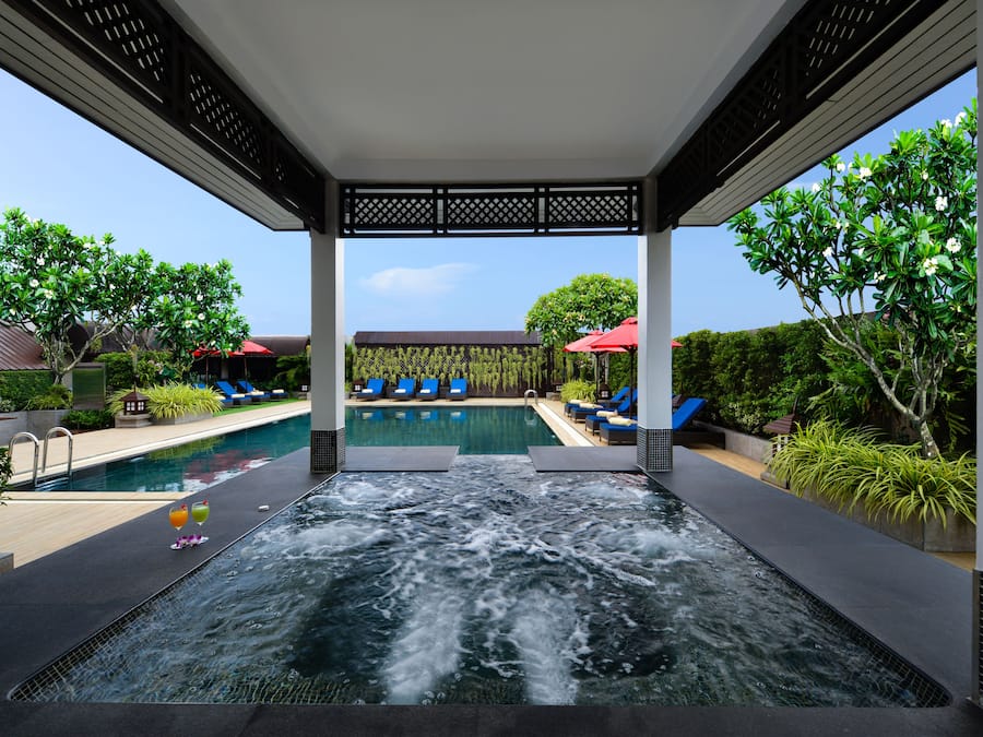 Piscina externa, guarda-sóis, espreguiçadeiras