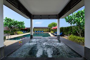 Outdoor pool, pool umbrellas, pool loungers - Centre Point Plus Hotel Pratunam (Bangkok)