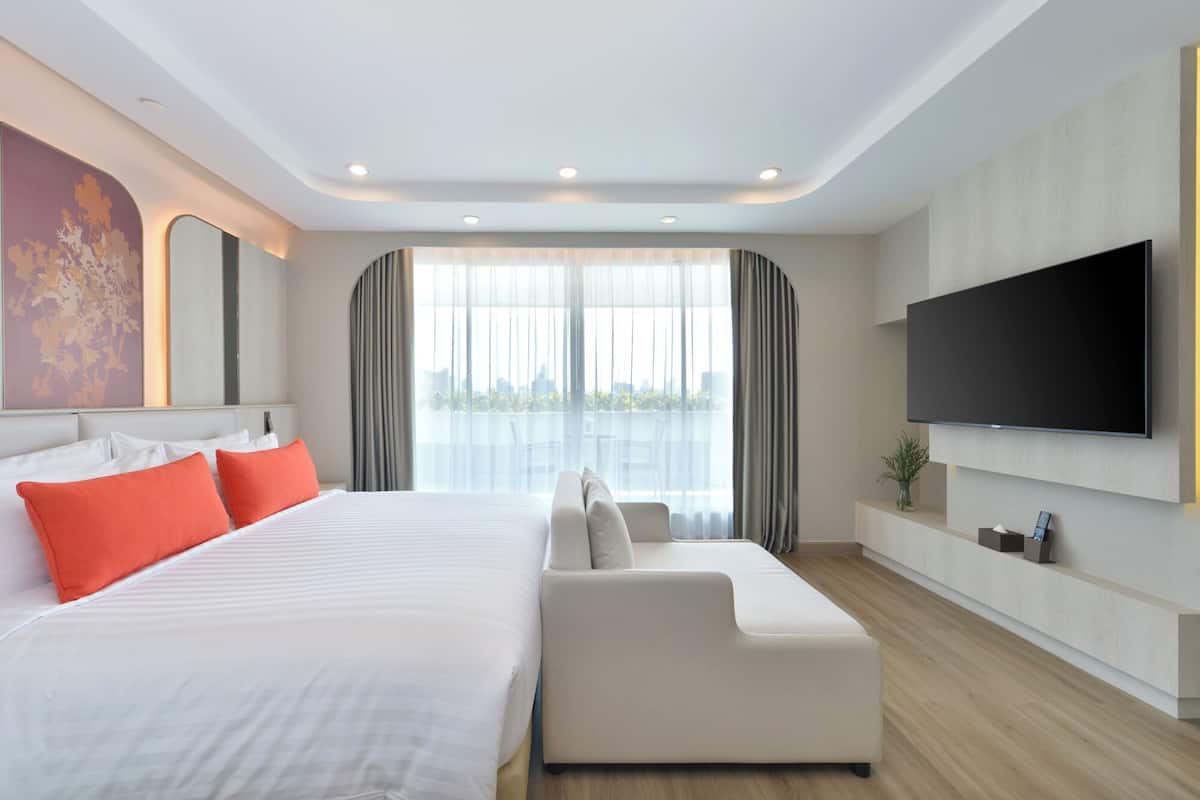 Deluxe Suite Courtyard | Minibar, caja de seguridad en la habitación y escritorio