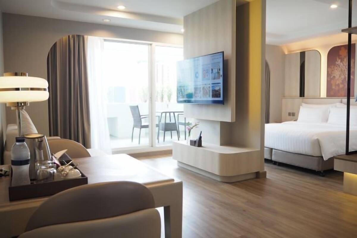 Minibar, in-room safe, desk, iron/ironing board (on request)