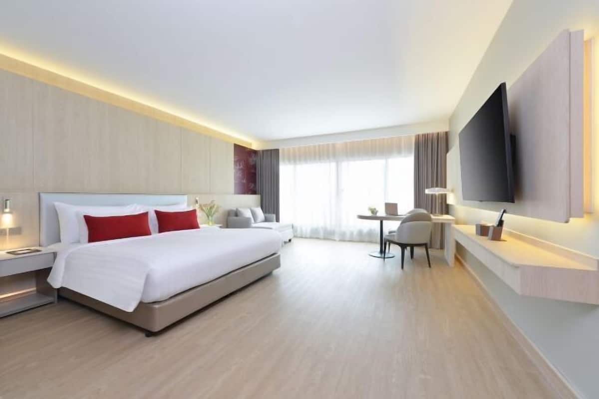 Minibar, in-room safe, desk, iron/ironing board (on request)