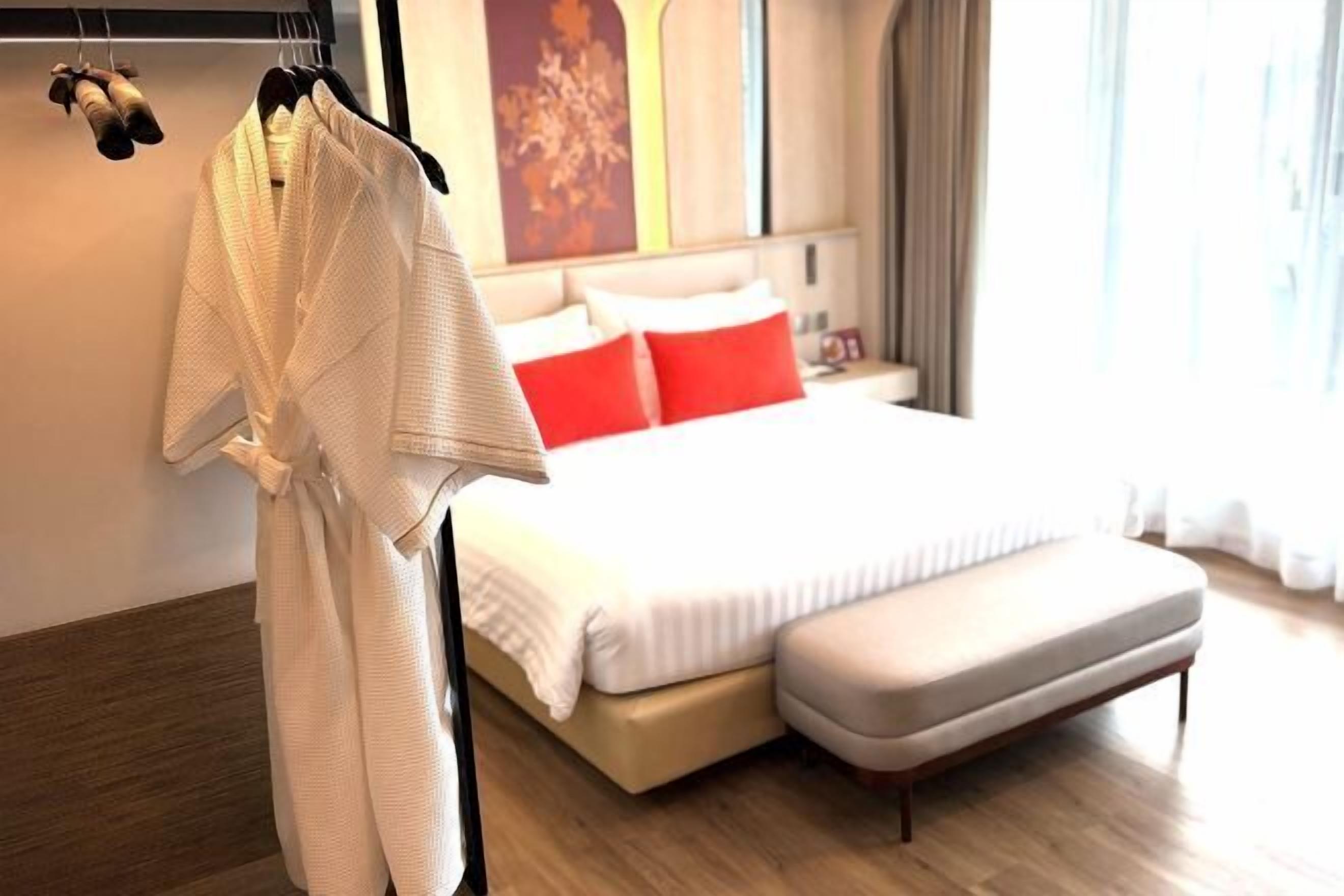 Minibar, in-room safe, desk, iron/ironing board