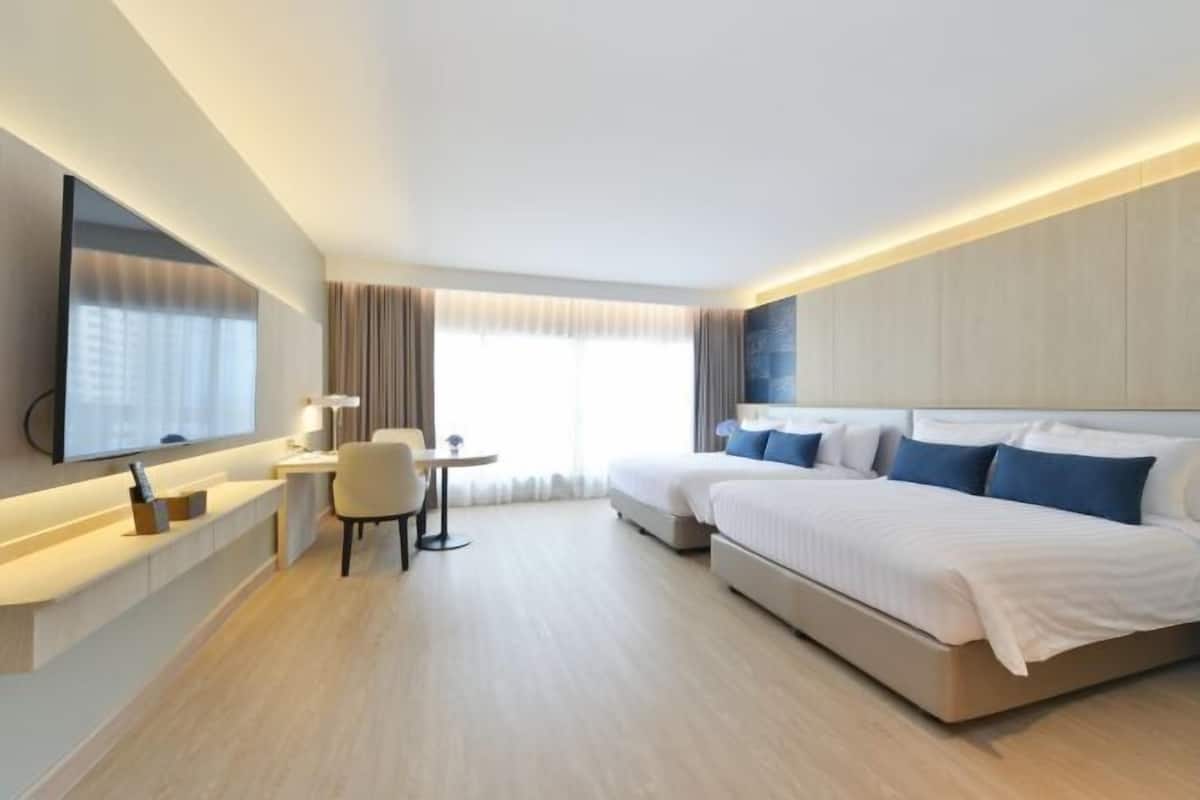 Minibar, in-room safe, desk, iron/ironing board