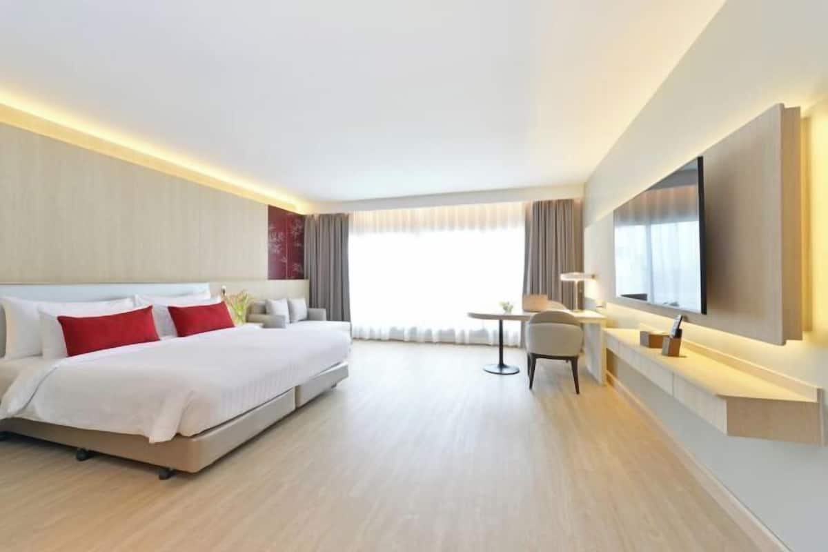 Minibar, in-room safe, desk, iron/ironing board