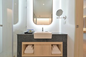 Bathroom shower - Centre Point Plus Hotel Pratunam (Bangkok)