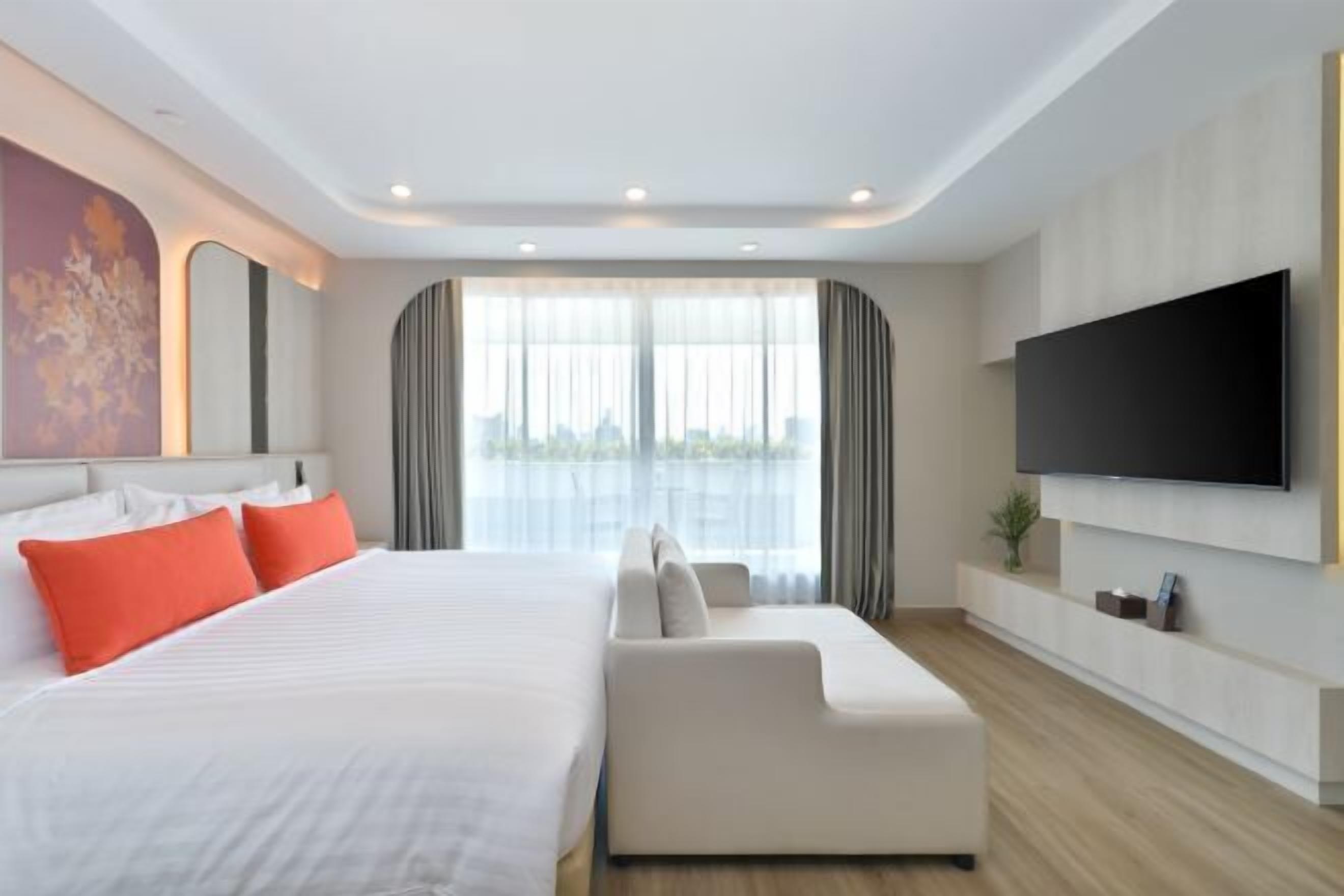 Minibar, in-room safe, desk, iron/ironing board