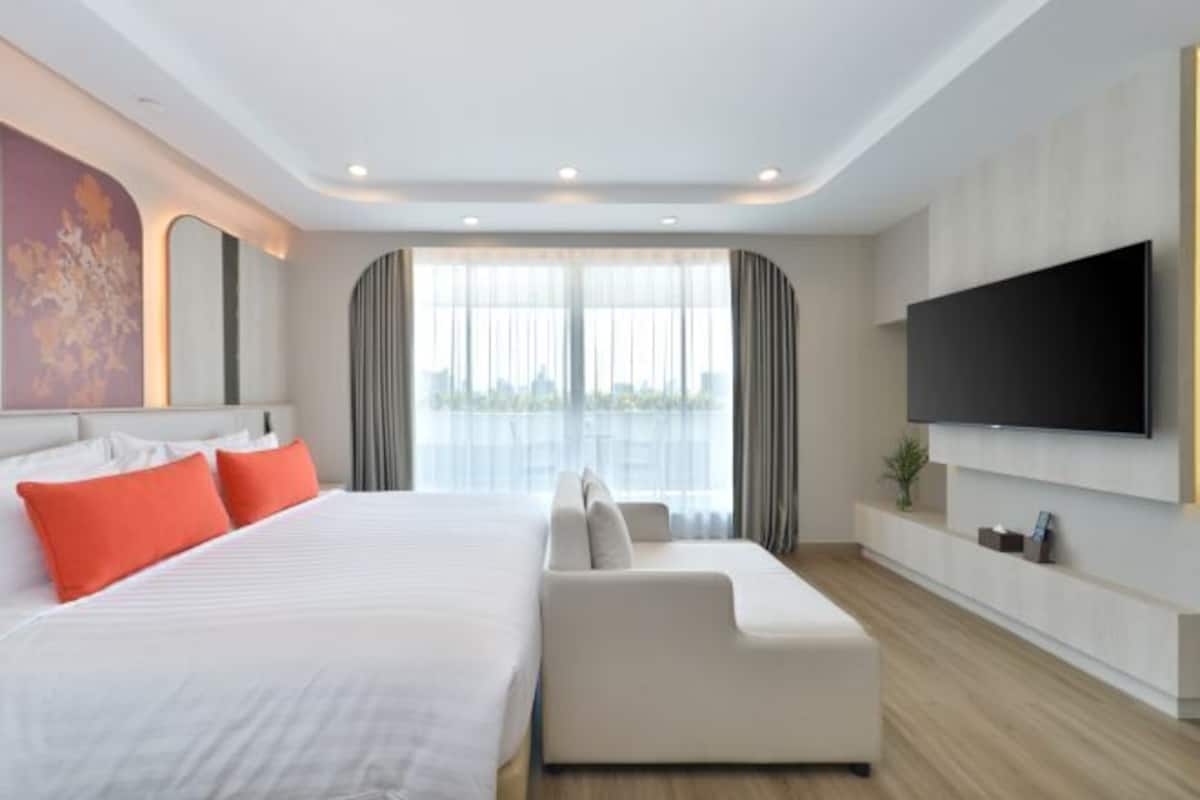 Minibar, in-room safe, desk, iron/ironing board