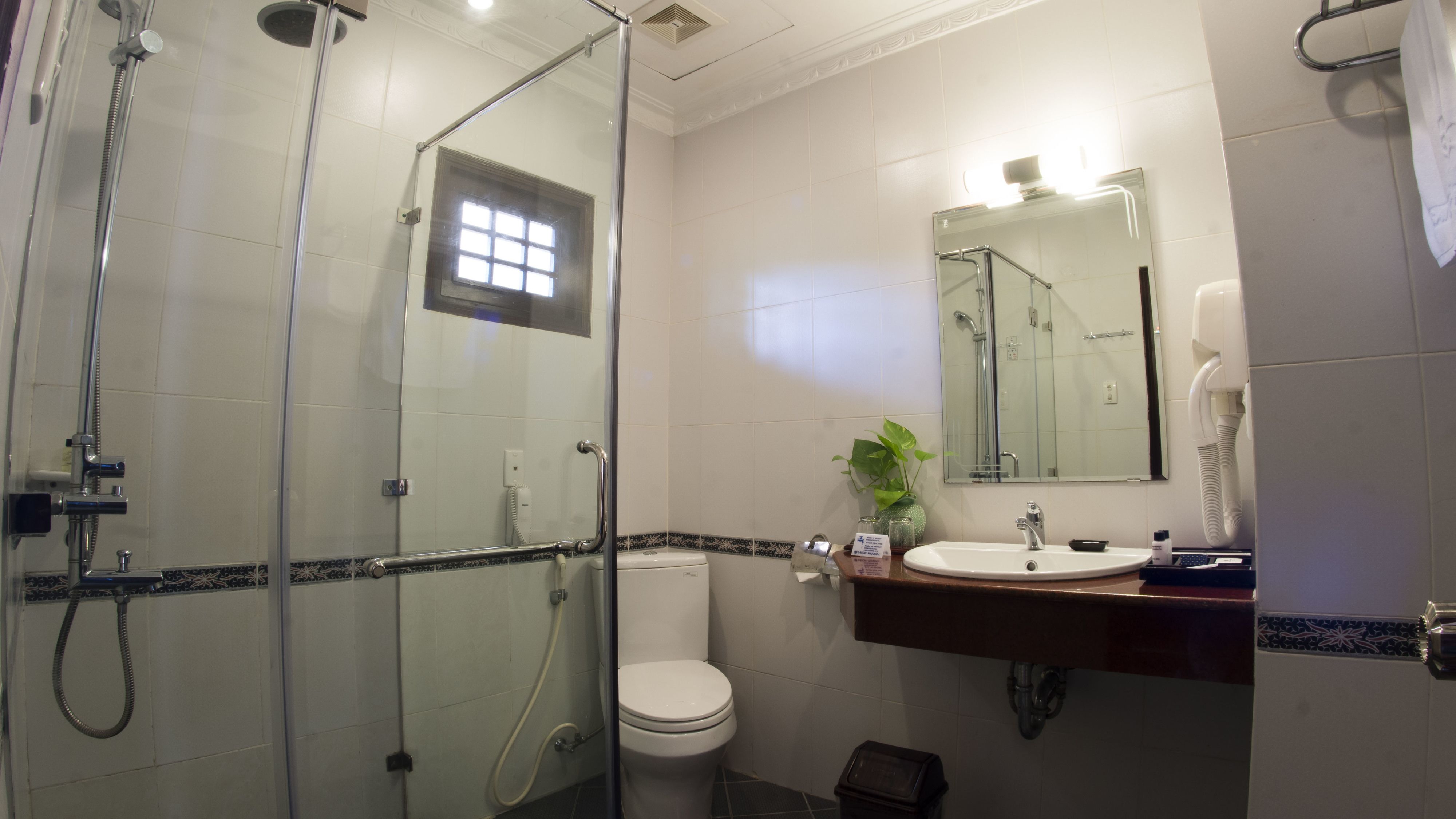 panorama room, garden view | bathroom | shower, rainfall showerhead, free toiletries, hair dryer