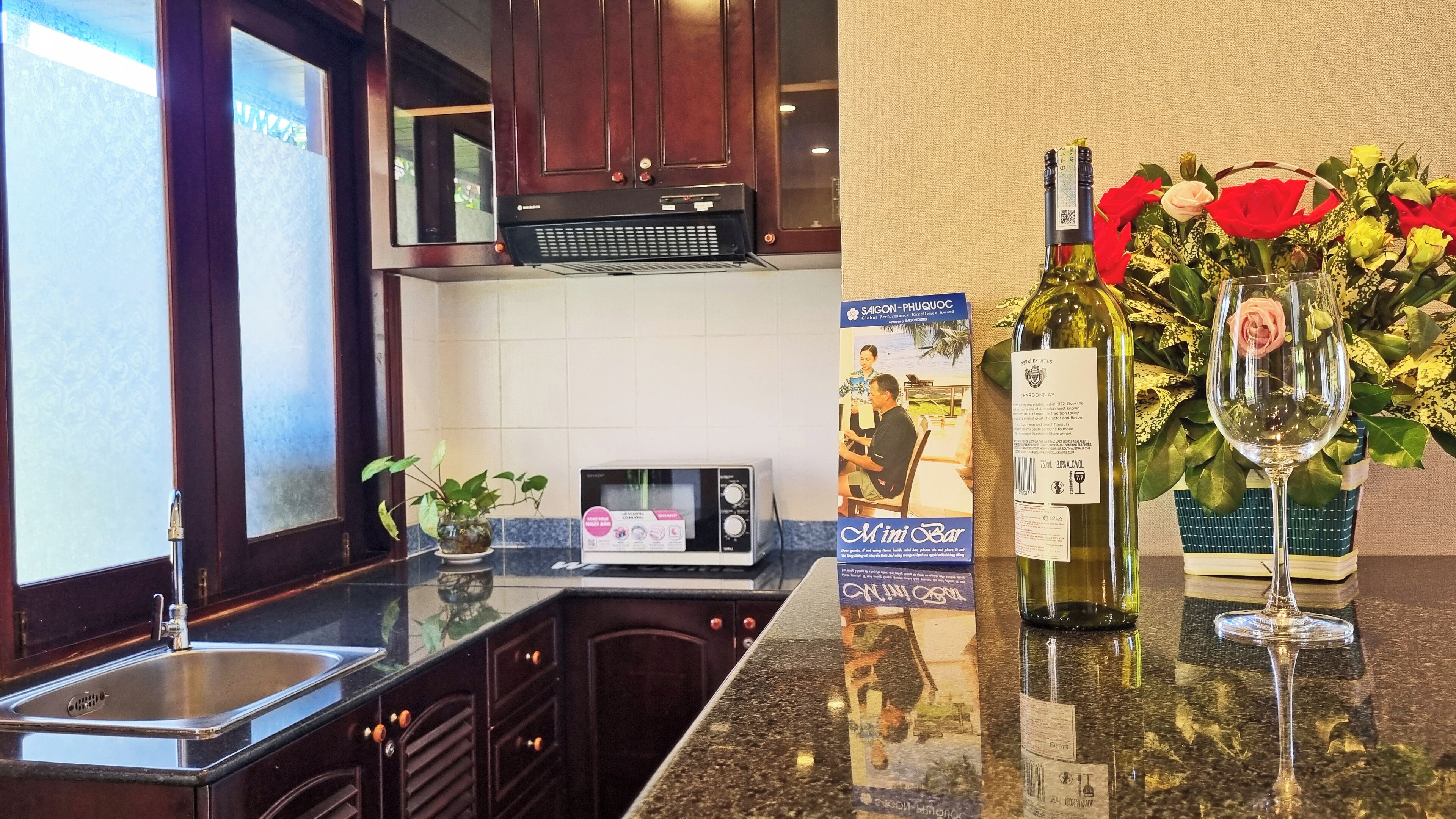 president suite, 2 bedroom (79m2) | living area | 32-inch lcd tv with satellite channels, tv