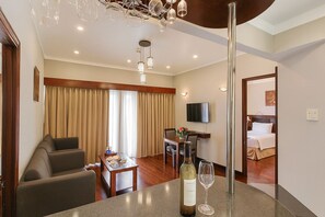 President Suite, 2 Bedroom (79m2) | Wohnbereich | 32-Zoll-LCD-Fernseher mit Satellitenempfang, Fernseher