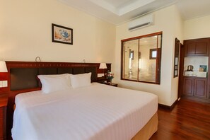 Phòng Deluxe, quang cảnh vườn (Starcruise) | Minibar, két bảo mật tại phòng, bàn 