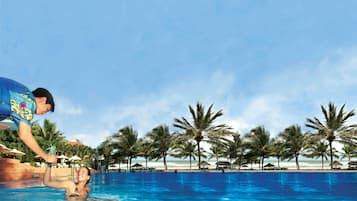 Piscine extérieure, parasols de plage, chaises longues