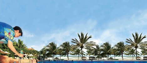 Piscine extérieure, parasols de plage, chaises longues