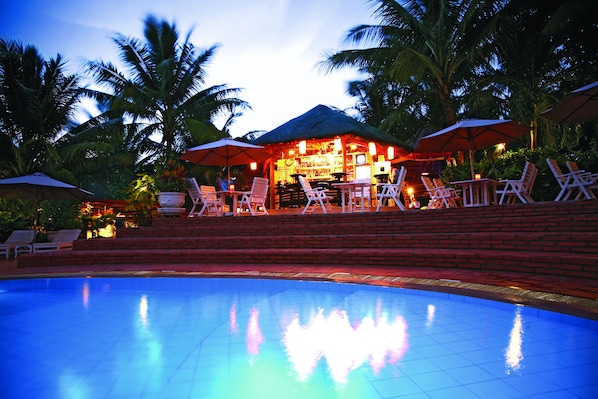 Bar tepi kolam renang