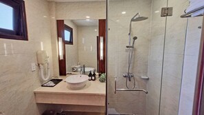 Beachfront Villa (VIP) | Baño | Ducha y cabezal de ducha tipo lluvia