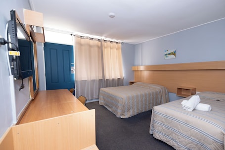 Standard Suite, 1 Bedroom (Twin Room) | Desk, iron/ironing board, free WiFi. Windsor Heritage Motel