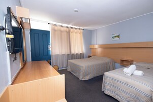 Escritorio, tabla de planchar con plancha y wifi gratis 