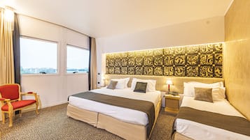 Ropa de cama de alta calidad, cubrecamas y minibar