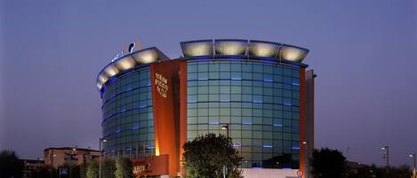 Fachada de la propiedad por la tarde o noche