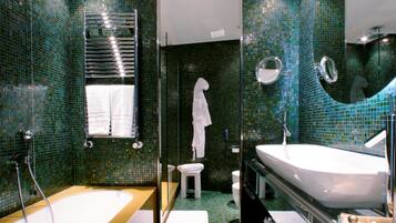 Combined shower/tub, free toiletries, hair dryer, bidet