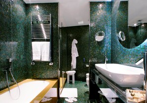 Combined shower/bathtub, free toiletries, hair dryer, bidet