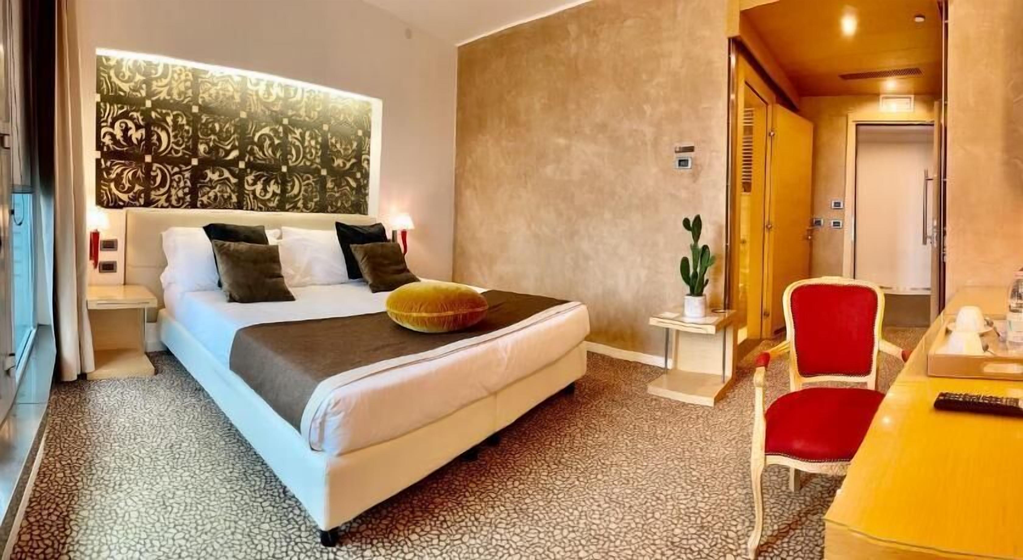 Ropa de cama de alta calidad, cubrecamas y minibar 