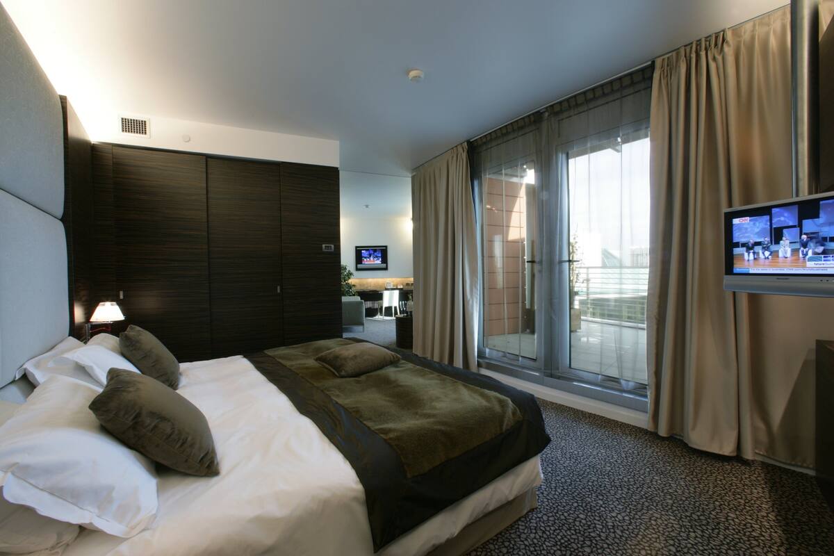 Studiosuite – deluxe, 1 kingsize-seng | Sengetøy av topp kvalitet, dundyner, minibar og safe på rommet