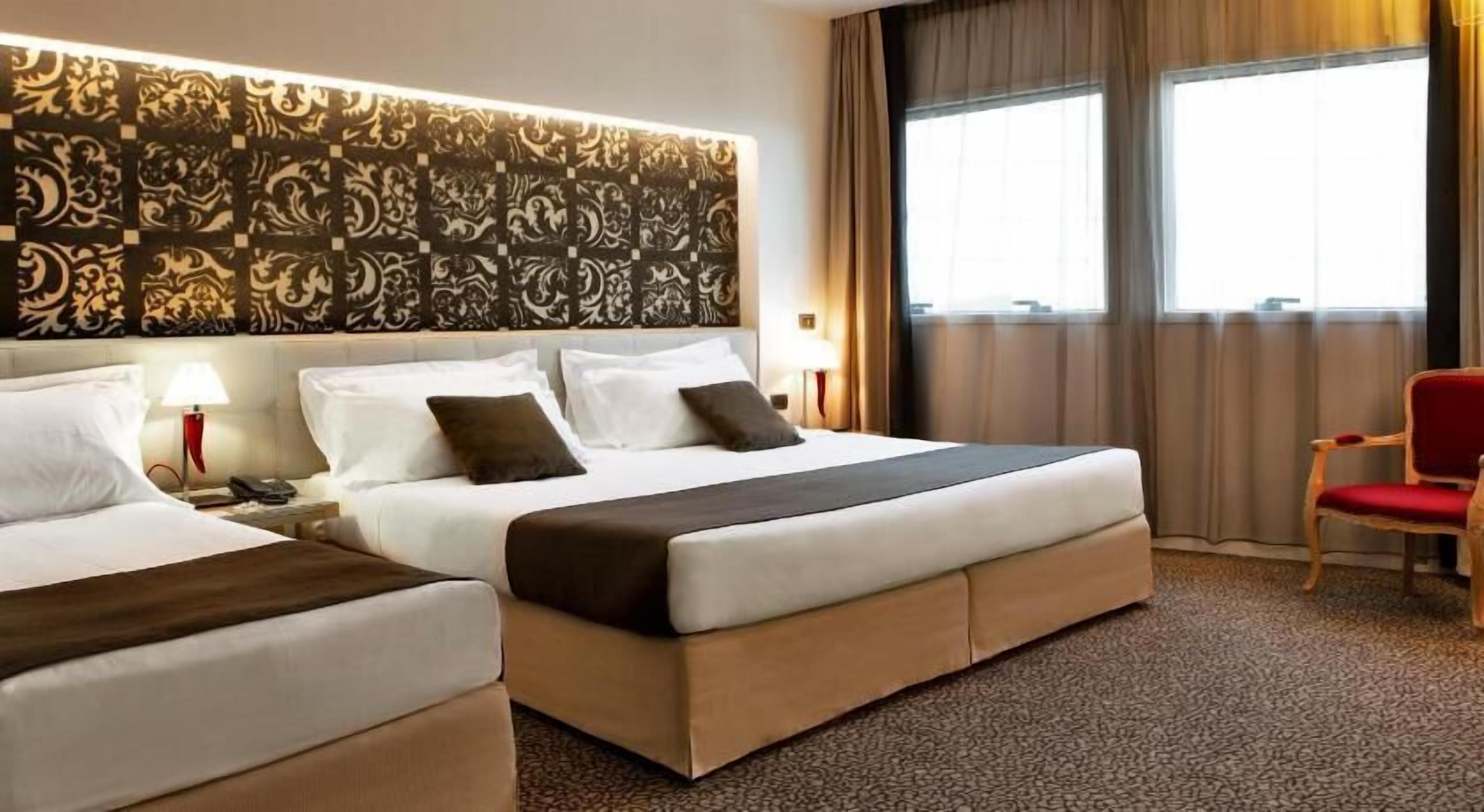Ropa de cama de alta calidad, cubrecamas y minibar 