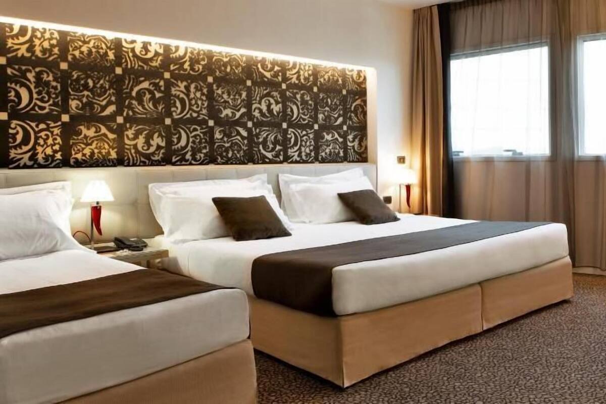 Ropa de cama de alta calidad, cubrecamas y minibar