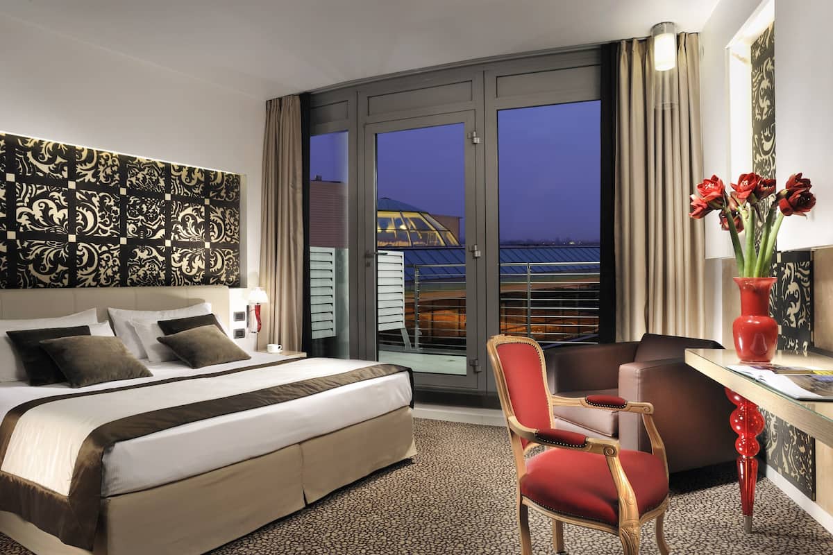 premium bedding, down duvets, minibar, in-room safe