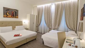 Habitación cuádruple | Minibar, caja de seguridad en la habitación y escritorio