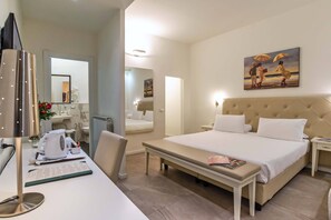 Minibar, coffres-forts dans les chambres, bureau, rideaux occultants