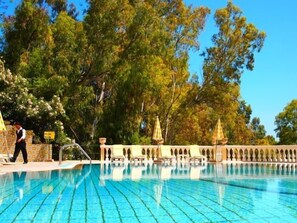 Piscine extérieure, parasols, chaises longues