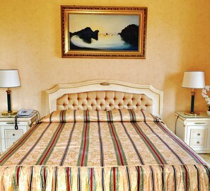 In-room safe, desk, blackout curtains, cots/infant beds - Villa Riis (Taormina)